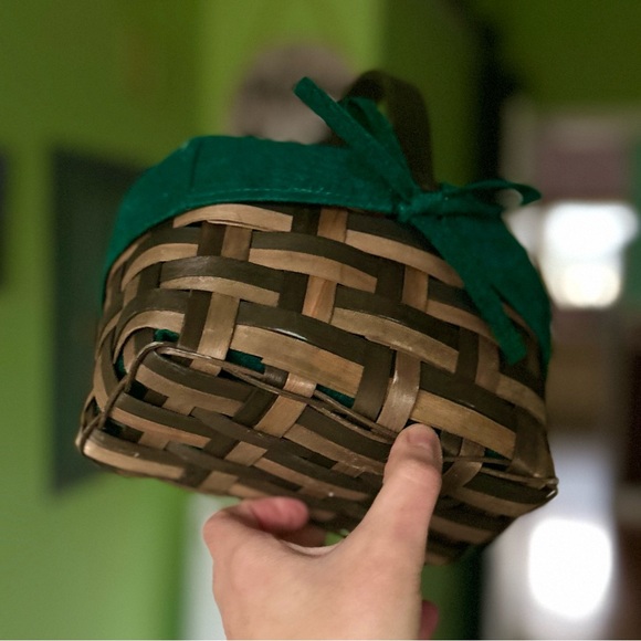 VTG Wicker Basket Material Cloth Lined Seasons Greetings Christmas Holiday Decor - Picture 5 of 6